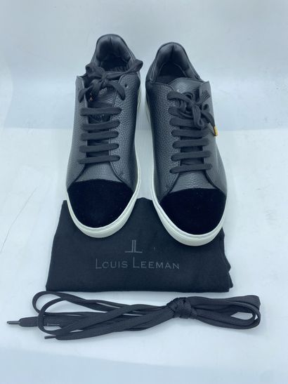 null LOUIS LEEMAN, Paire de sneakers modèle "Low Top Sneaker" noir, taille 42

Modèle...