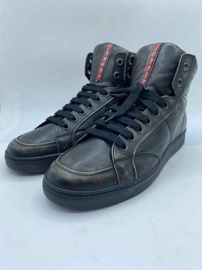 null PRADA, Paire de sneakers modèle "Vitello Vintag" noir, taille 9 (taille UK soit...