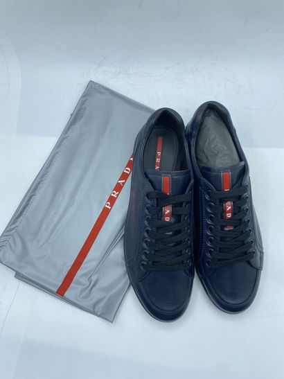 null PRADA, Paire de sneakers modèle "Plume + Spazzolatto" bleu foncé, taille 8.5...