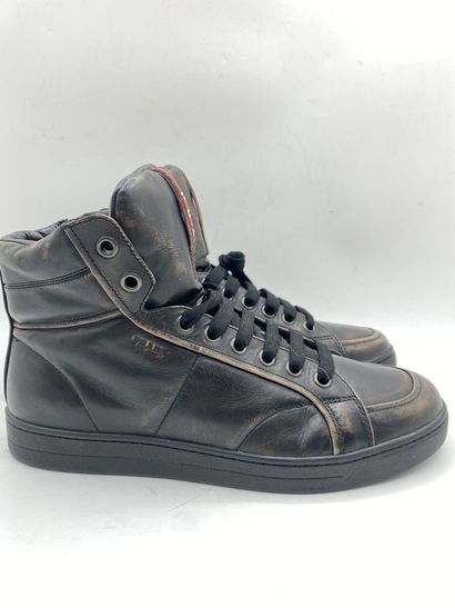 null PRADA, Paire de sneakers modèle "Vitello Vintag" noir, taille 8 (taille UK soit...