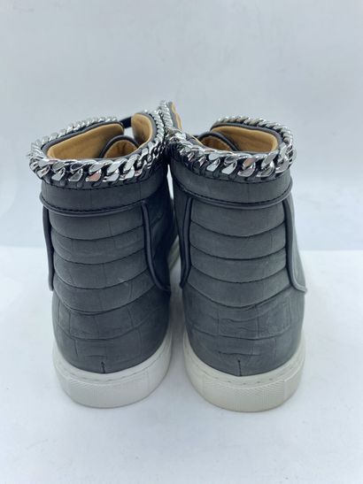 null Lot of pairs of sneakers size 38 including :

- LOUIS LEEMAN, Pair of grey and...