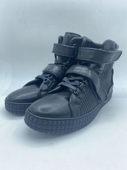 null SUSUDIO, pair of sneakers model "HTSR011" black, size 41

Fitting model (accidents)...