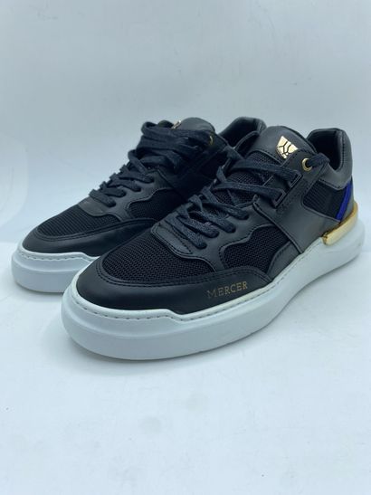null MERCER, Paire de sneakers modèle "Blackspin" noir, bleu et or, taille 40

Modèle...