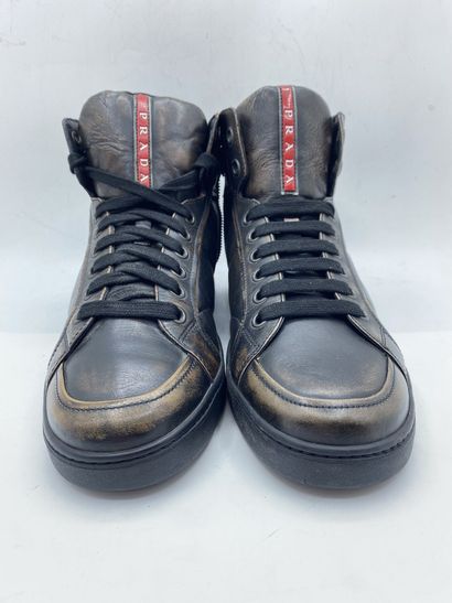 null PRADA, Paire de sneakers modèle "Vitello Vintag" noir, taille 7 (taille UK soit...