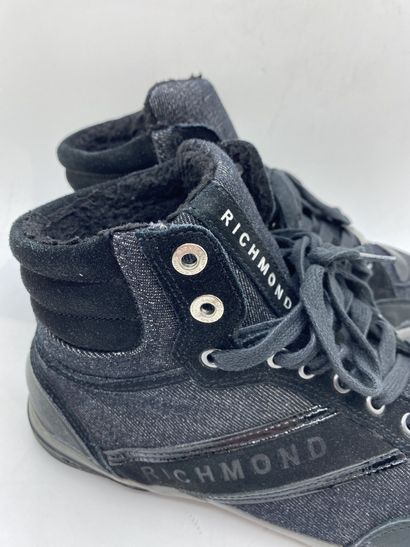 null RICHMOND, Paire de sneakers noires, taille 45

En l'état (usures, taches, traces)...