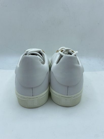 null LOUIS LEEMAN, Paire de sneakers modèle "Low Top Sneaker" blanc, taille 41

Modèle...