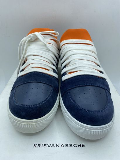 null KRISVANASSCHE, Paire de sneakers modèle "Low Multilace Sneakers" bleu et orange,...
