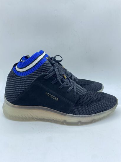 null MERCER, Paire de sneakers modèle "Wooster Sock" gris, noir et bleu, taille 42

Modèle...