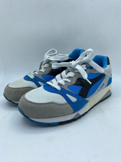null DIADORA, Paire de sneakers modèle "S8000 NYL ITA" bleu et gris, taille 39

Modèle...
