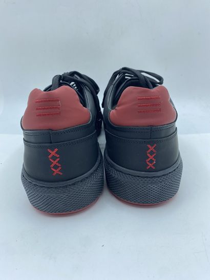 null EXPLICIT, Pair of black and red sneakers, size 45

Fitting model in its box...