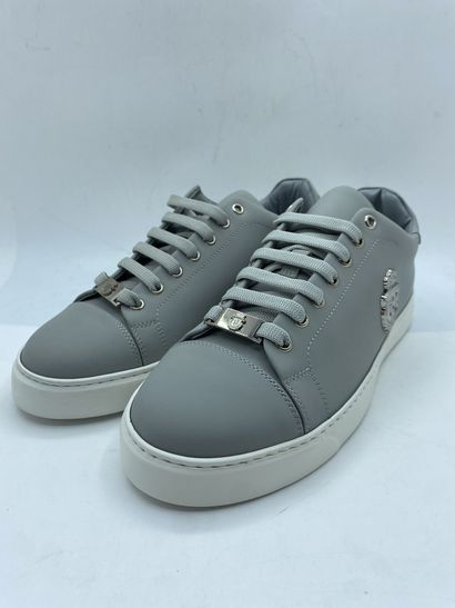 null BILLIONAIRE, Paire de sneakers grises, taille 41

Modèle d'essayage (traces)...
