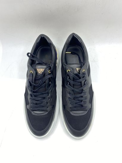 null MERCER, Paire de sneakers modèle "Blackspin" noir, bleu et or, taille 44

Neuves...