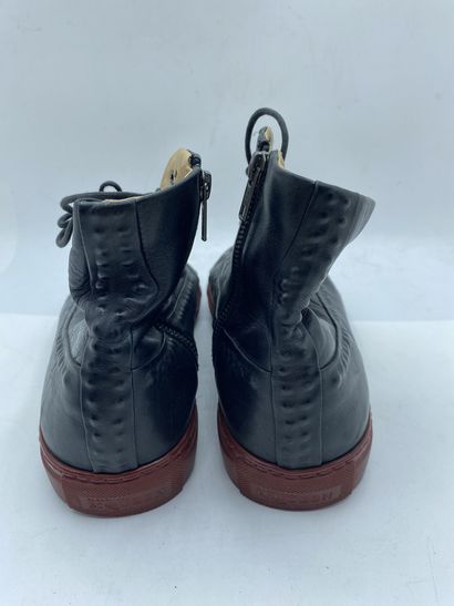 null ALEXANDER MCQUEEN, Paire de sneakers noires, taille 41

On y joint, une paire...