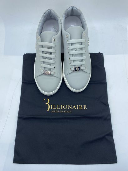 null BILLIONAIRE, Paire de sneakers grises, taille 41

Modèle d'essayage (traces)...