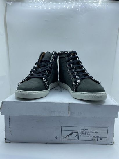 null LOUIS LEEMAN, Paire de sneakers modèle "High Top Sneaker with Metal Chain" noir,...