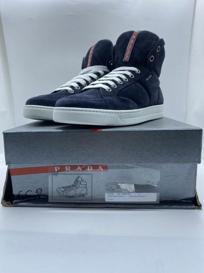 null PRADA, Paire de sneakers modèle "Scamosciato" bleu, taille 8.5 (taille UK soit...