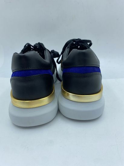 null MERCER, Paire de sneakers modèle "Blackspin" noir, bleu et or, taille 41

Modèle...