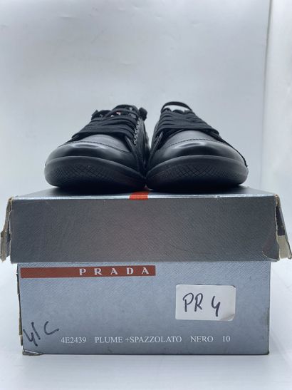 null PRADA, Paire de sneakers modèle "Plume + Spazzola" noir, taille 10 (taille UK...