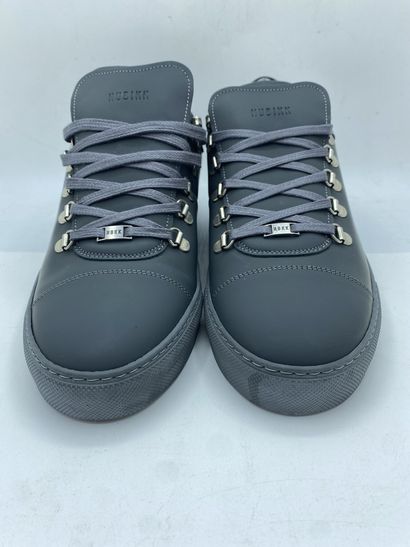 null NUBIKK, Paire de sneakers modèle "Jhay Low Gomma All" gris, taille 43

Neuves...