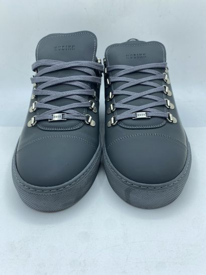 null NUBIKK, Pair of sneakers model "Jhay Low Gomma All" grey, size 43

New in their...