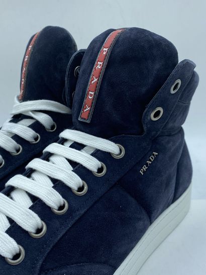 null PRADA, Paire de sneakers modèle "Scamosciato" bleu, taille 8.5 (taille UK soit...