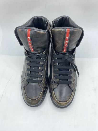 null PRADA, Paire de sneakers modèle "Vitello Vintag" noir, taille 8 (taille UK soit...