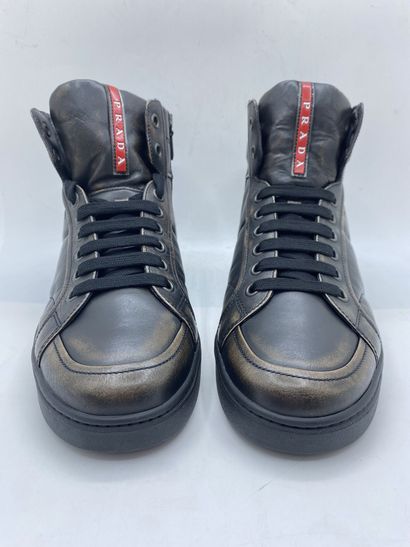 null PRADA, Paire de sneakers modèle "Vitello Vintag" noir, taille 8.5 (taille UK...