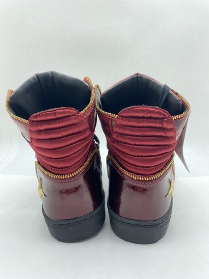 null PLUS FOOTWEAR, Pair of high top sneakers model "Skyline" red, size 41

Fitting...