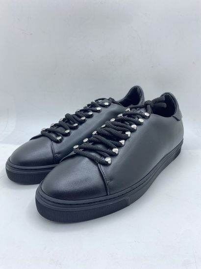 null LOUIS LEEMAN, Paire de sneakers modèle "Low Top Sneaker" noir, taille 44

Modèle...