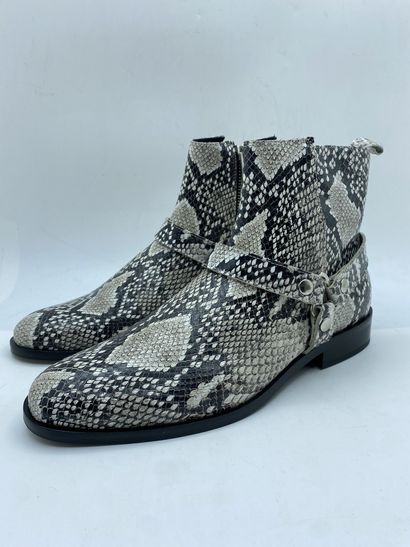 null JUST CAVALLI, Pair of boots model "S12WU0028" white python effect, size 39

Fitting...