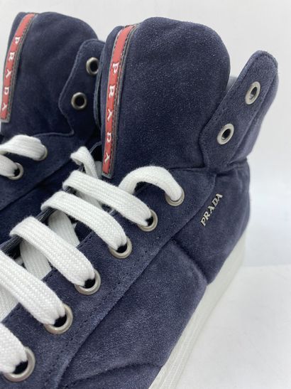 null PRADA, Paire de sneakers modèle "Scamosciato" bleu, taille 9 (taille UK soit...