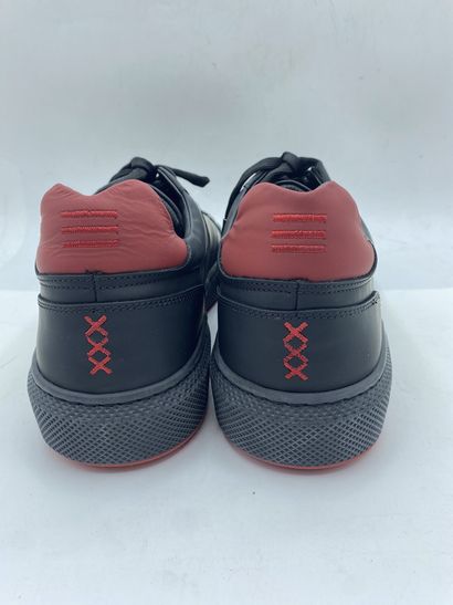 null EXPLICIT, Pair of black and red sneakers, size 44

New in their box in the state,...