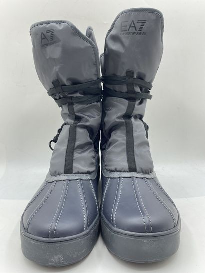 null EA7 EMPORIO ARMANI, Pair of grey après-ski, size 44

Fitting model in its box...