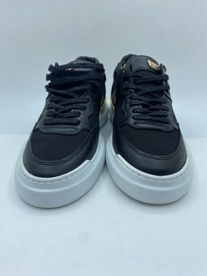 null MERCER, Paire de sneakers modèle "Blackspin" noir, bleu et or, taille 40

Modèle...