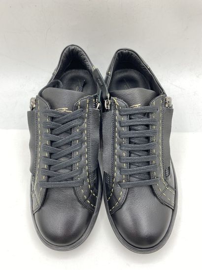 null BRUNO BORDESE, Paire de sneakers modèle "C722" noir, taille 41

Neuves dans...