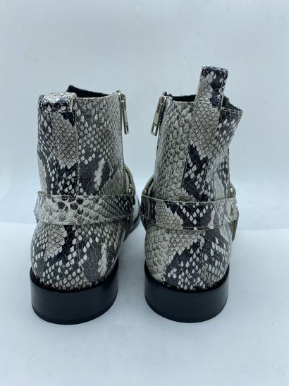 null JUST CAVALLI, Pair of boots model "S12WU0028" white python effect, size 41

Fitting...