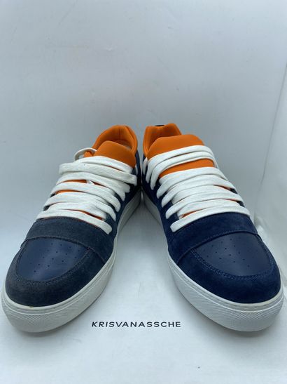 null KRISVANASSCHE, Paire de sneakers modèle "Low Multilace Sneakers" bleu foncé...