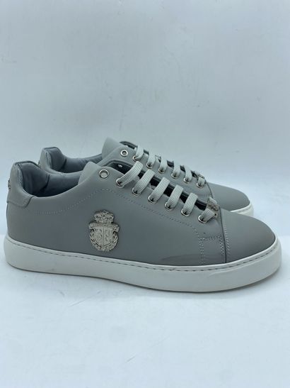 null BILLIONAIRE, Pair of grey sneakers, size 41

Fitting model (traces) in a BILLIONAIRE...