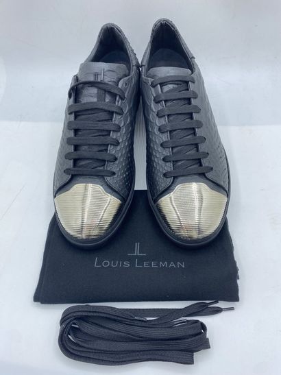 null LOUIS LEEMAN, Paire de sneakers modèle "Low Top Sneaker with Striped Capped"...