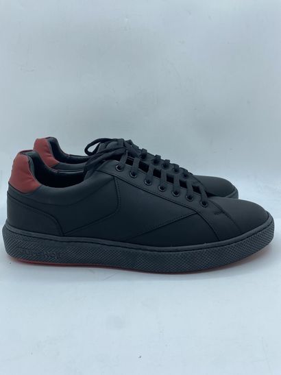 null EXPLICIT, Pair of black and red sneakers, size 45

Fitting model in its box...