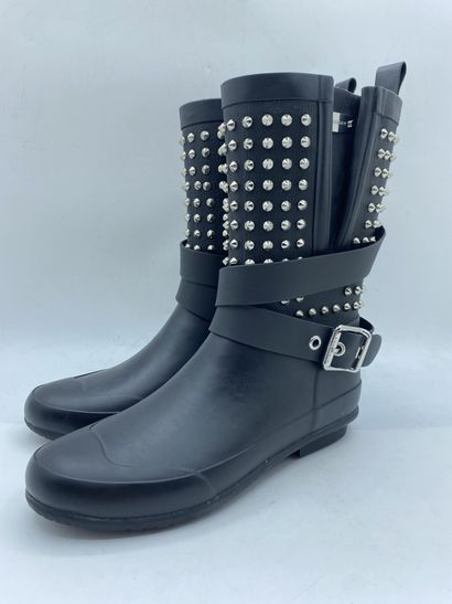 null BURBERRY, Paire de bottes modèle "Rainboot Holloway Mid Buckle with Studs" noir...