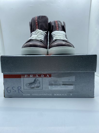 null PRADA, Paire de sneakers modèle "Vitello Vintag" couleur bordeaux, taille 9...