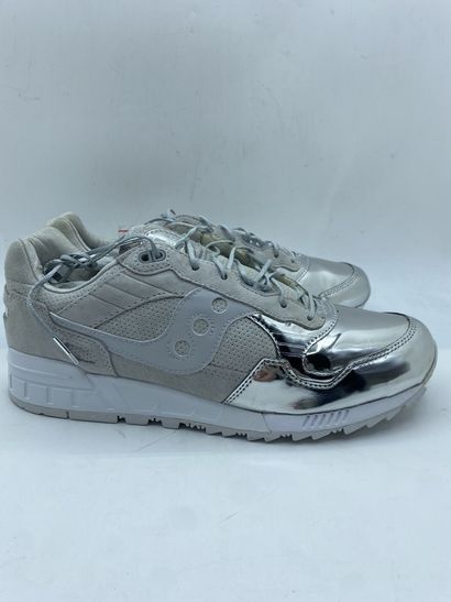 null SAUCONY, Pair of grey sneakers, size 45

Fitting model in a SAUCONY box marked...