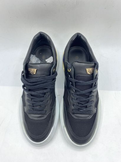 null MERCER, Pair of sneakers model "Blackspin" black, blue and gold, size 40

Fitting...