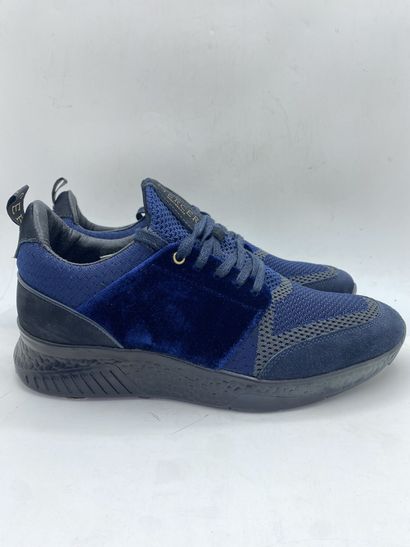 null MERCER, Pair of sneakers model "Waverly Men" blue, size 43

Fitting model (right...