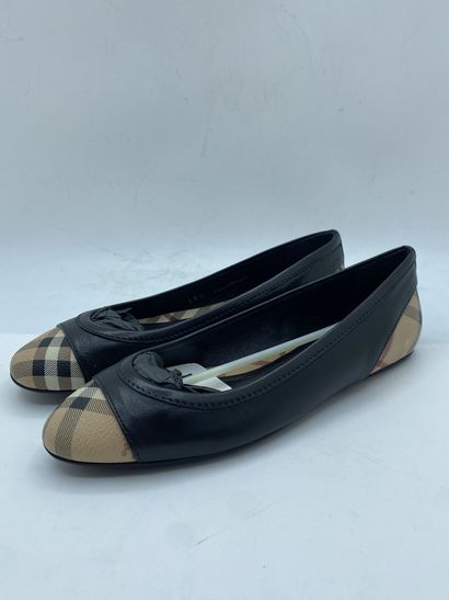 null BURBERRY, Paire de ballerines modèle "Haymarket Highsmith Ballerina" noir et...