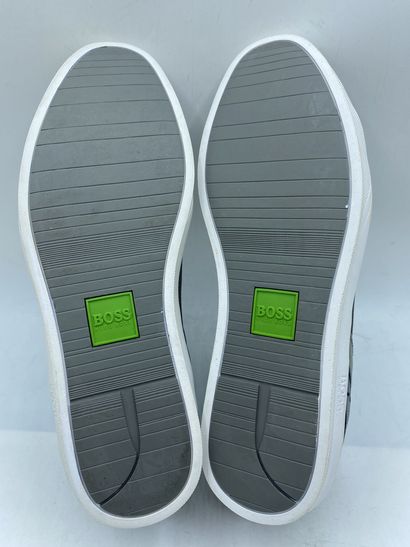 null BOSS (HUGO BOSS), Paire de sneakers modèle "Attain" noir et gris, taille 43

Modèle...