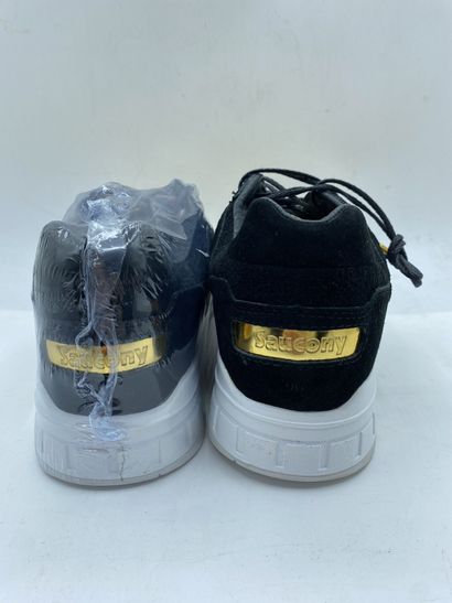 null SAUCONY, Paire de sneakers modèle "SHADOW 5000" noir et or, taille 46.5

Modèle...