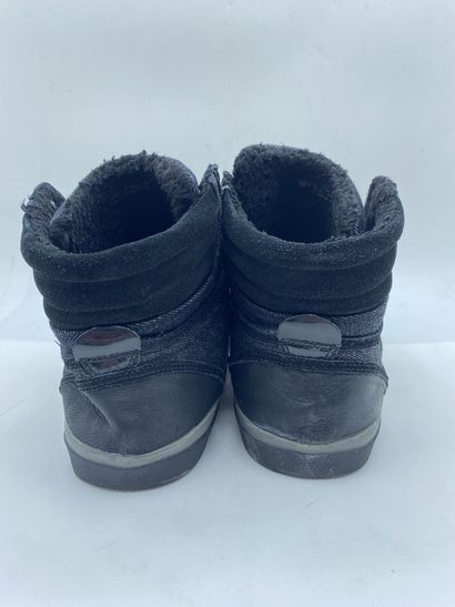 null RICHMOND, Paire de sneakers noires, taille 45

En l'état (usures, taches, traces)...