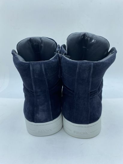 null PRADA, Paire de sneakers modèle "Scamosciato" bleu, taille 8.5 (taille UK soit...